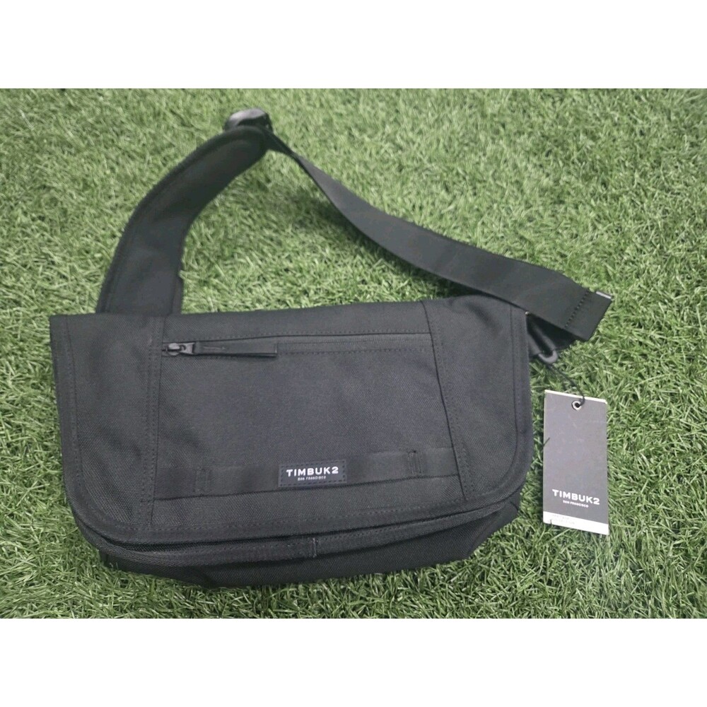 Timbuk2 Catapult Sling Bag Jet Black Adjustable Strap Inner Pockets Zip Buckle